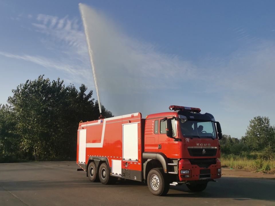 重汽豪沃后雙橋泡沫消防車(chē)(17.55噸)圖片